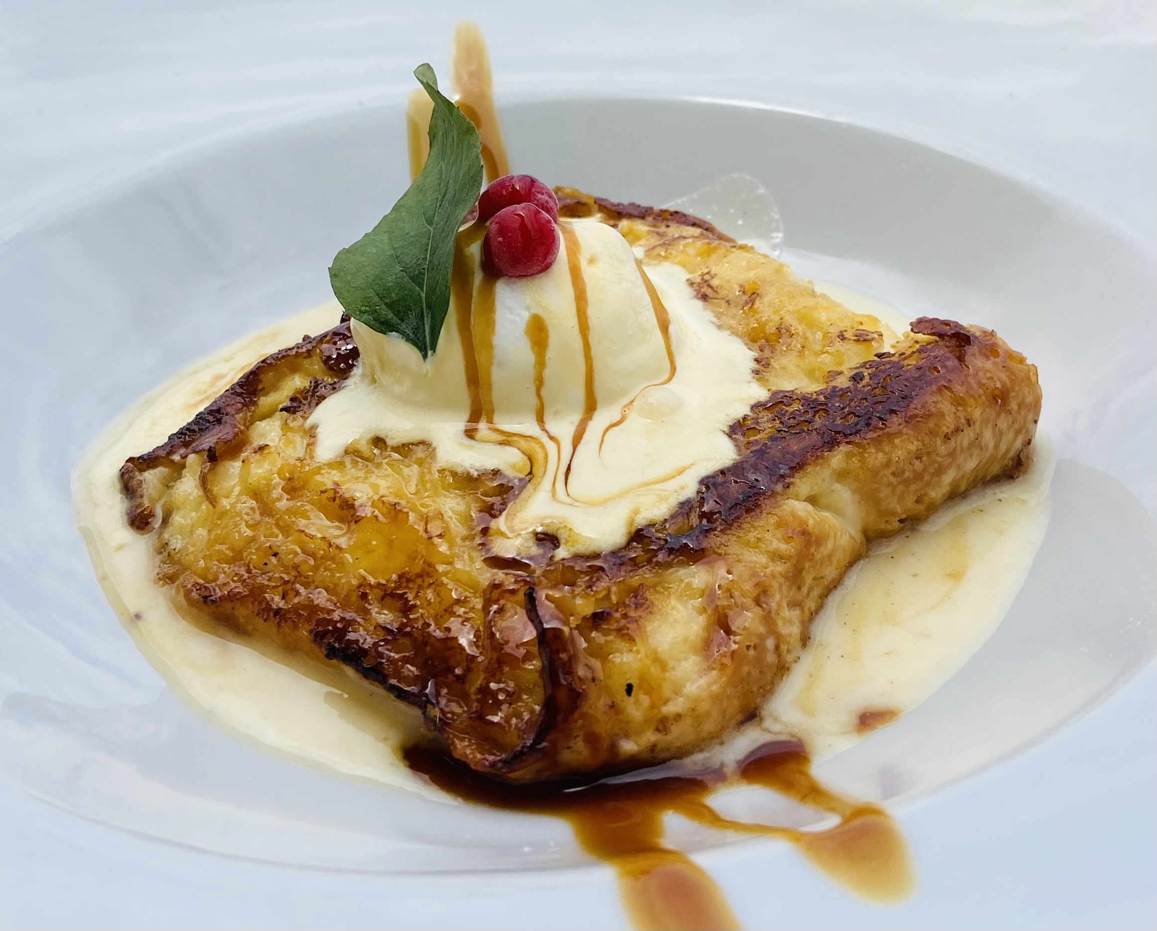  TORRIJA DE BRIOCHE CARAMELIZADA CON CREMA INGLESA Y HELADO 