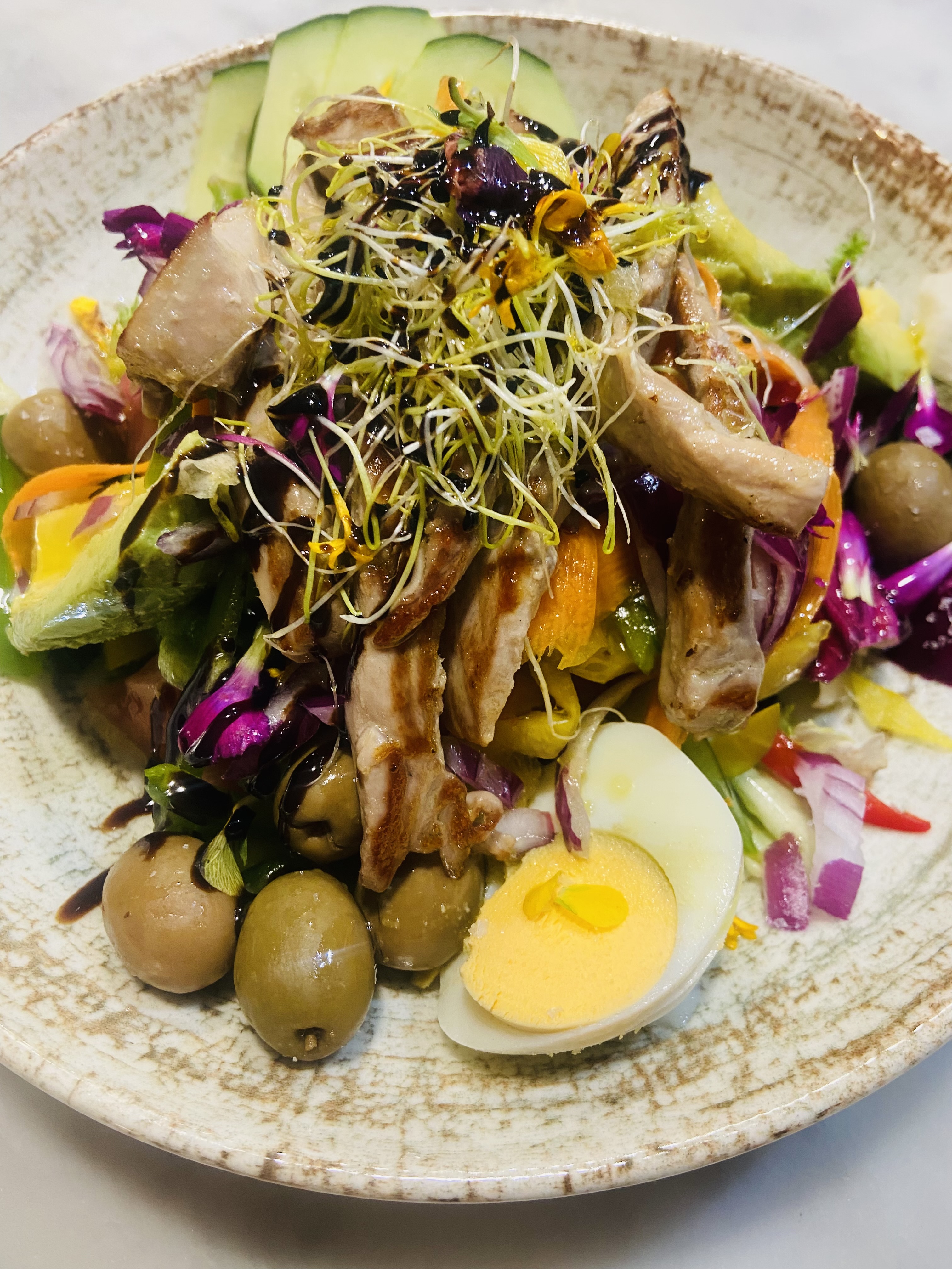 ENSALADA VARIADA CON  ATÚN FRESCO A LA 
 PLANCHA 