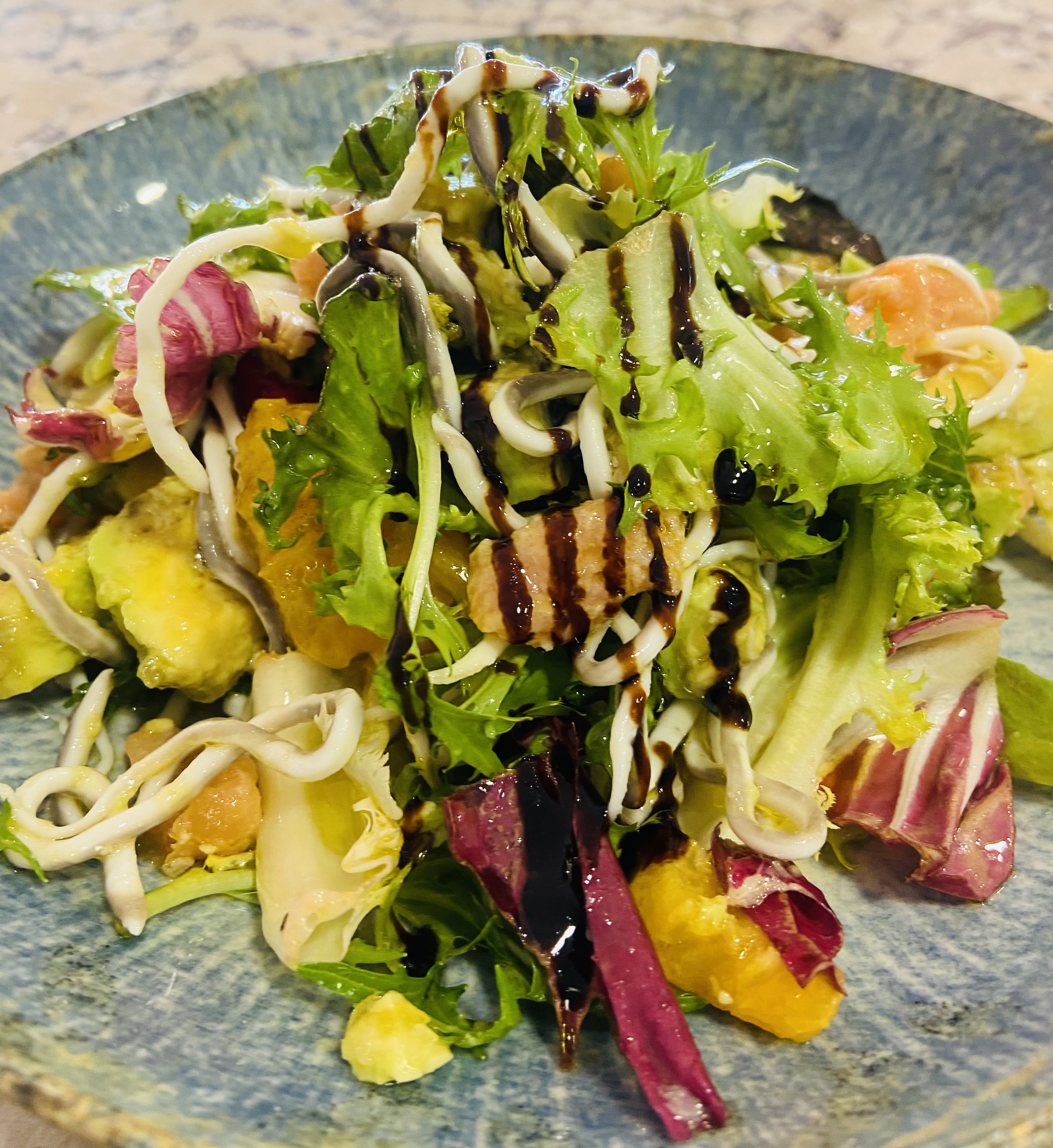 ENSALADA DE SALMÓN CON NARANJA , GULAS Y AGUACATES