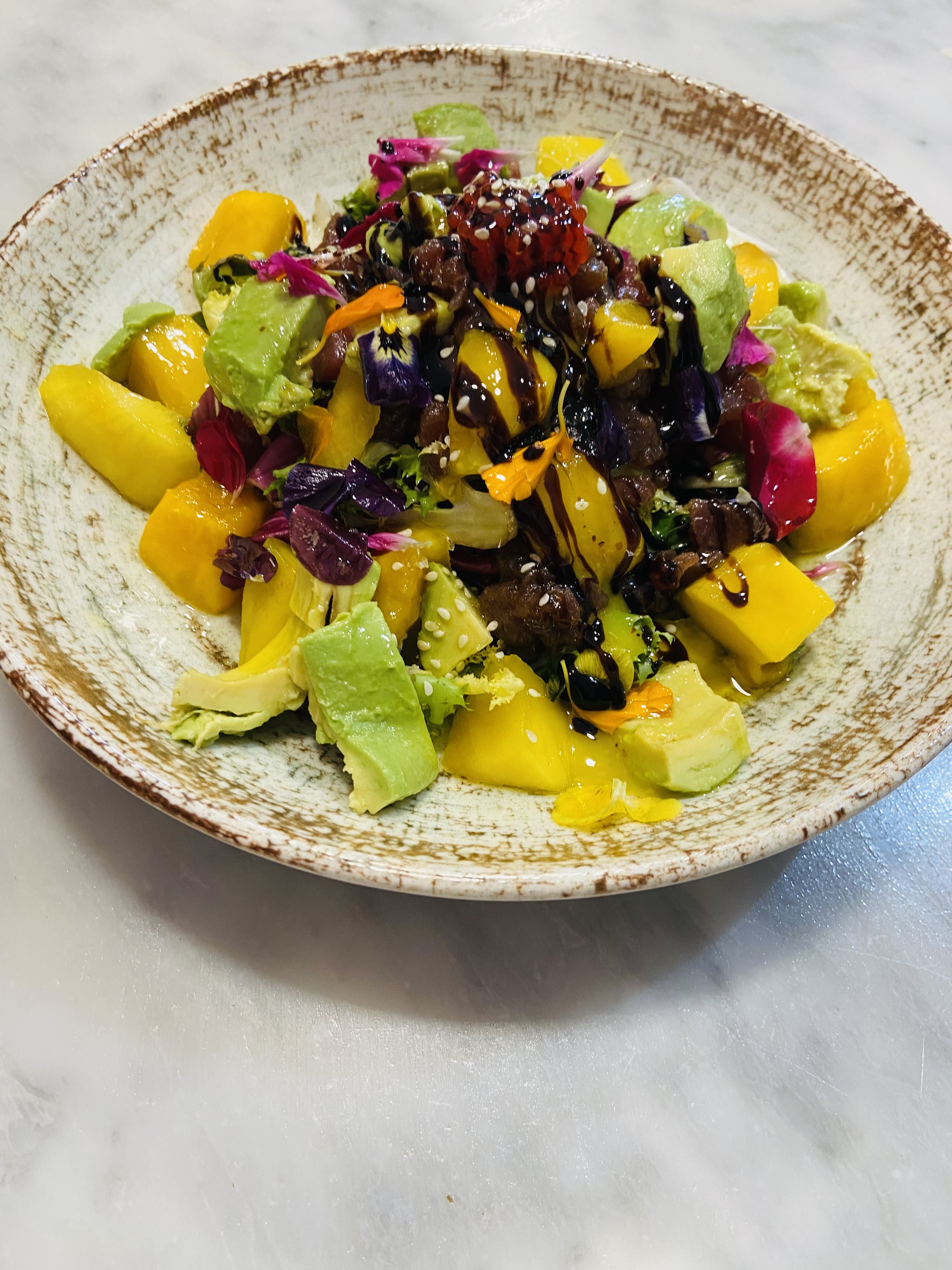 ENSALADA DE SASHIMI DE ATÚN CON AGUACATE Y MANGO