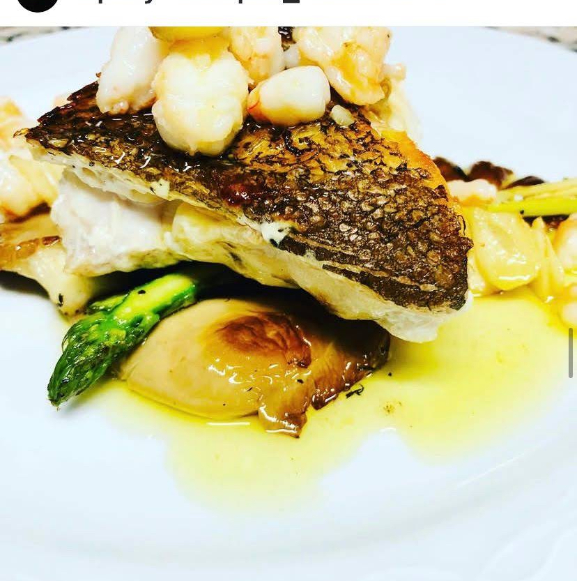 CHERNE A LA PLANCHA CON AJOS FRITOS Y GAMBAS